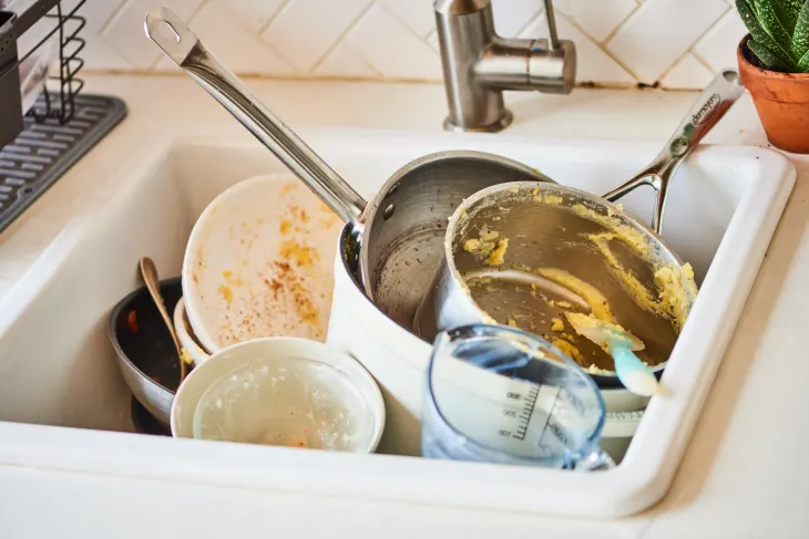 7 mitos sobre lavar los platos que nos quitan tiempo y complican nuestra vida