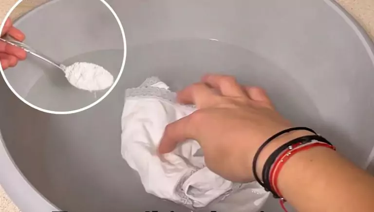 Añado 2 cucharadas al agua y remojo las piezas blancas. ¡Después de 15 minutos desaparecen el tono amarillento y las manchas sin usar blanqueador!