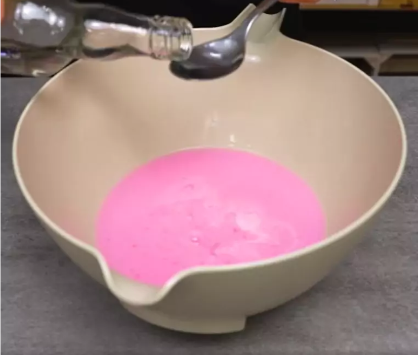 Antes de que lleguen los invitados, vierto esta mezcla rosa en el inodoro. Todo el baño huele limpio y fresco