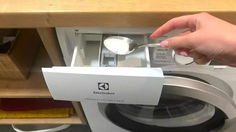 Así es como se blanquea el plástico amarillento en la lavadora. Una forma simple y efectiva