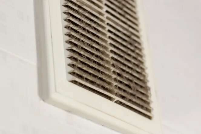 Así se limpia la rejilla de ventilación de la cocina rápida, fácil y eficazmente – un método probado durante años