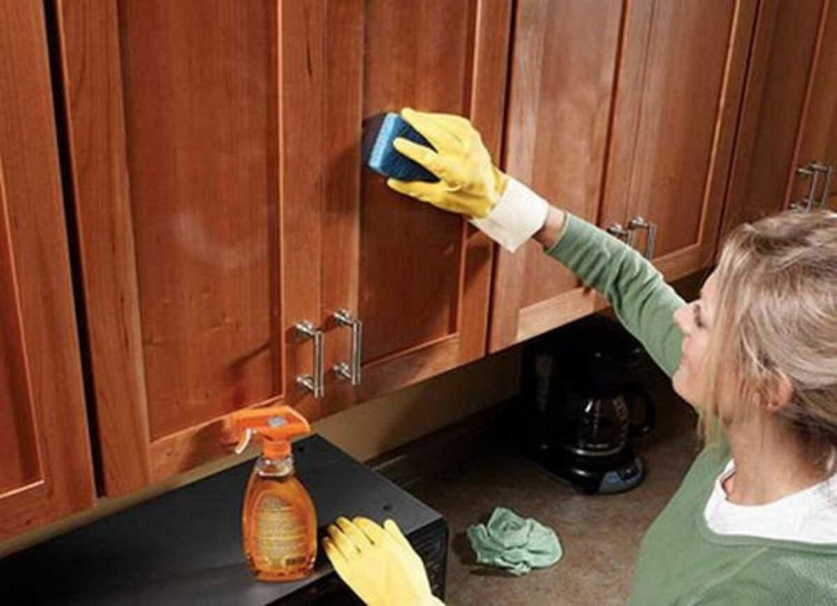 Cinco métodos rápidos y económicos para eliminar las acumulaciones de grasa de los armarios de cocina