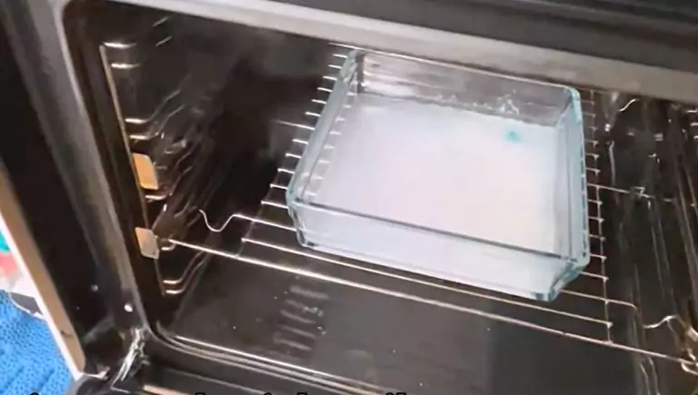 Coloque un recipiente con esta solución en el horno y caliéntelo a 100 °C. Incluso la grasa vieja y el hollín se desprenden fácilmente de la superficie