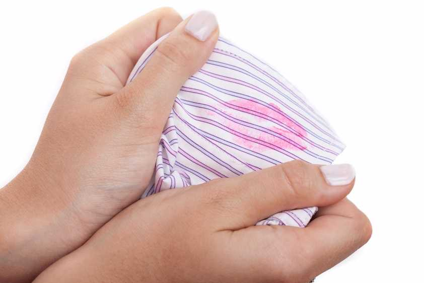 Cómo eliminar rápidamente manchas de pintalabios sin quitamanchas: de toallas, ropa, alfombras y tapicería