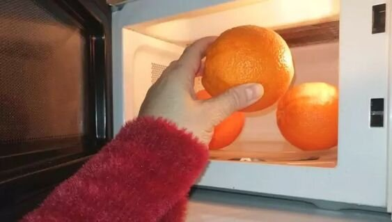 Dos razones por las que siempre pongo una naranja en el microondas antes de pelarla