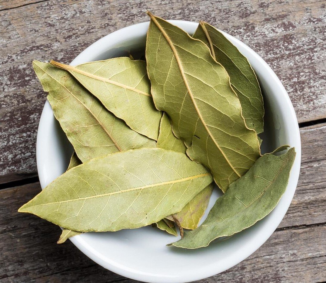 He estado usando un truco durante cinco años: pongo hojas de laurel por todas partes. El método es eficaz y confiable