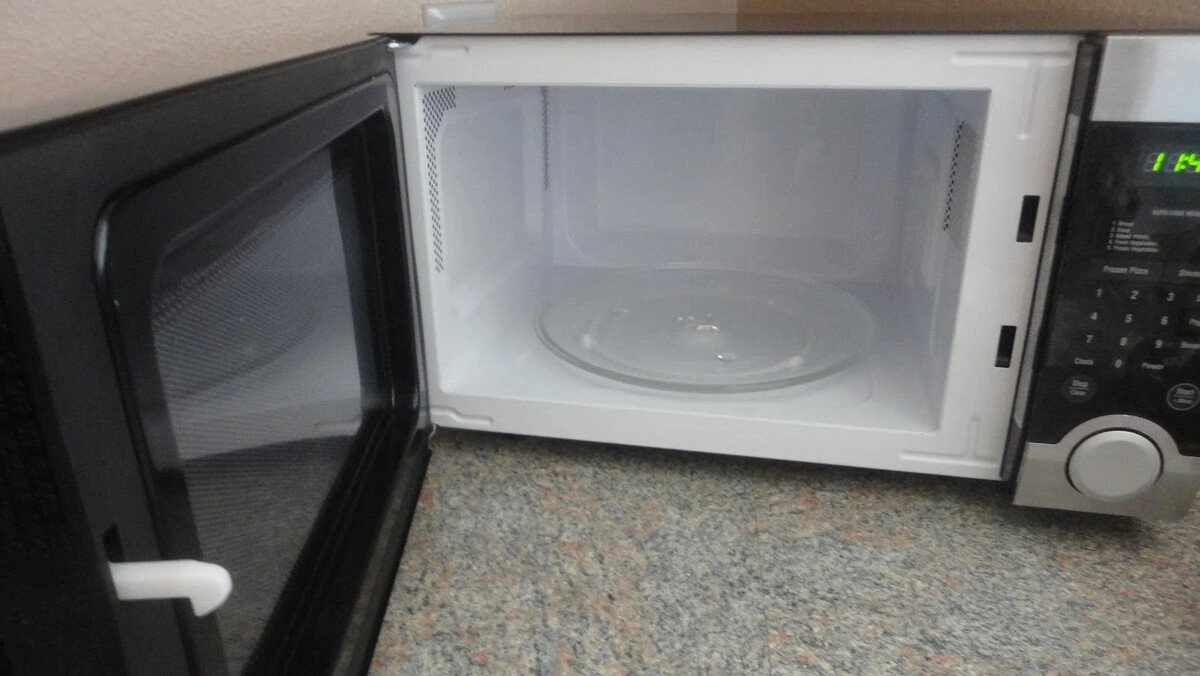 Le revelaré un truco para dejar su microondas reluciente en 3 minutos
