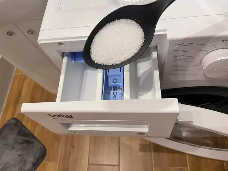 Mezcle una cucharada de azúcar con el polvo y encienda la lavadora. ¡El resultado será sorprendente!