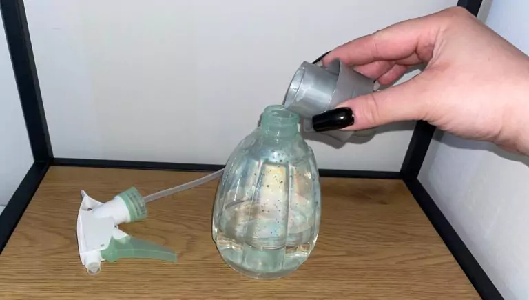 Mezclo 2 ingredientes y los rocío sobre los muebles. Un truco esencial para evitar que el polvo se acumule por mucho tiempo