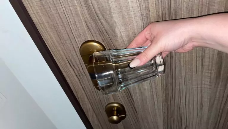 Mi amigo fue gerente de hotel durante 10 años. Cuando entro a una habitación, siempre pongo un vaso en la manija de la puerta.