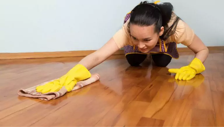 Mi tía me explicó cómo cuidar el suelo de madera de la casa para que siempre luzca como nuevo