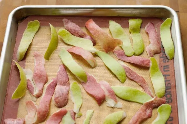 No tire las cáscaras de manzana apresuradamente: 5 formas inteligentes de usarlas en casa y en el campo