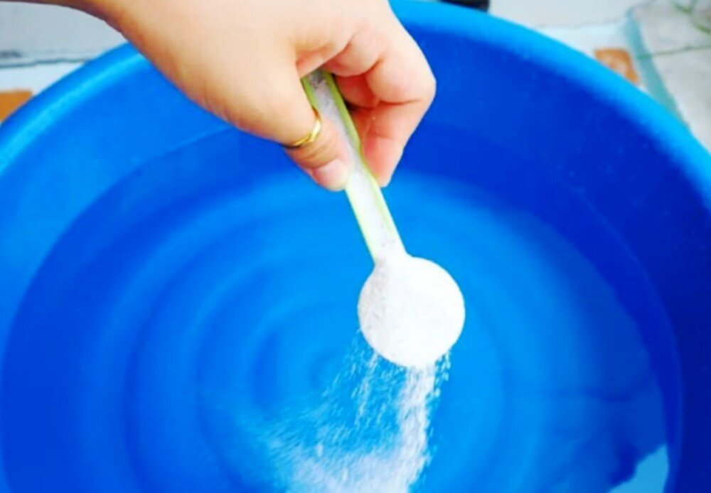 Por curiosidad, añadí sal al agua para lavar los suelos y me olvidé para siempre de los químicos comprados en la tienda.