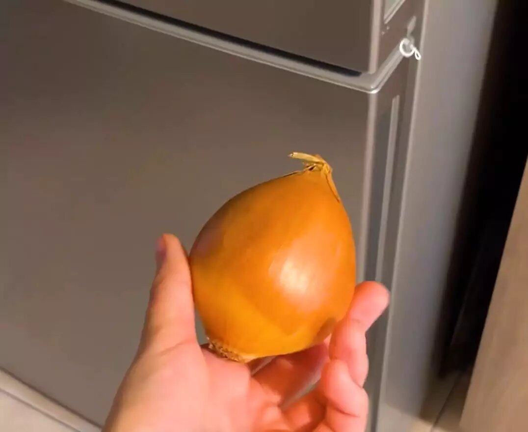 Siempre pongo las cebollas en el congelador durante 30 minutos: trucos de cocina para no llorar al cortarlas.