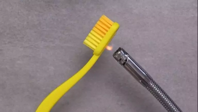 Tome un cepillo de dientes viejo y colóquelo en la estufa. Un truco inusual que le ahorra tiempo y esfuerzo