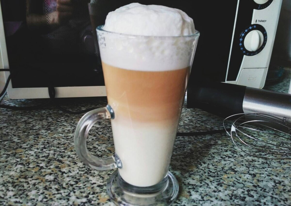 Un amigo barista reveló un truco para preparar un cappuccino en casa sin espumadores.