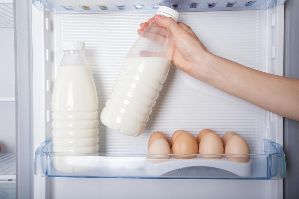 Un vecino vio que guardaba leche en la puerta del refrigerador y se sorprendió. Un error típico de muchas amas de casa