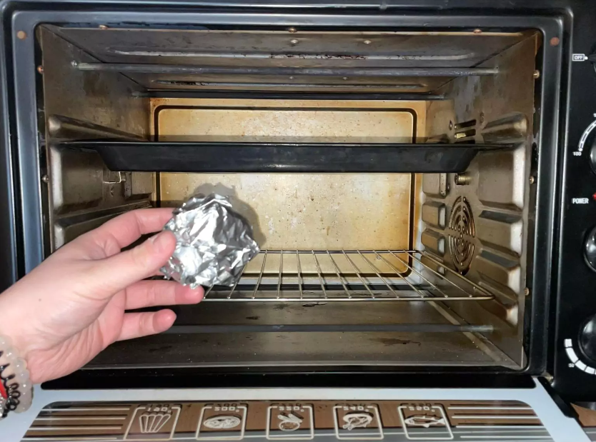 Una bola de film transparente contra la grasa y el hollín: un truco para limpiar el horno en 3 minutos