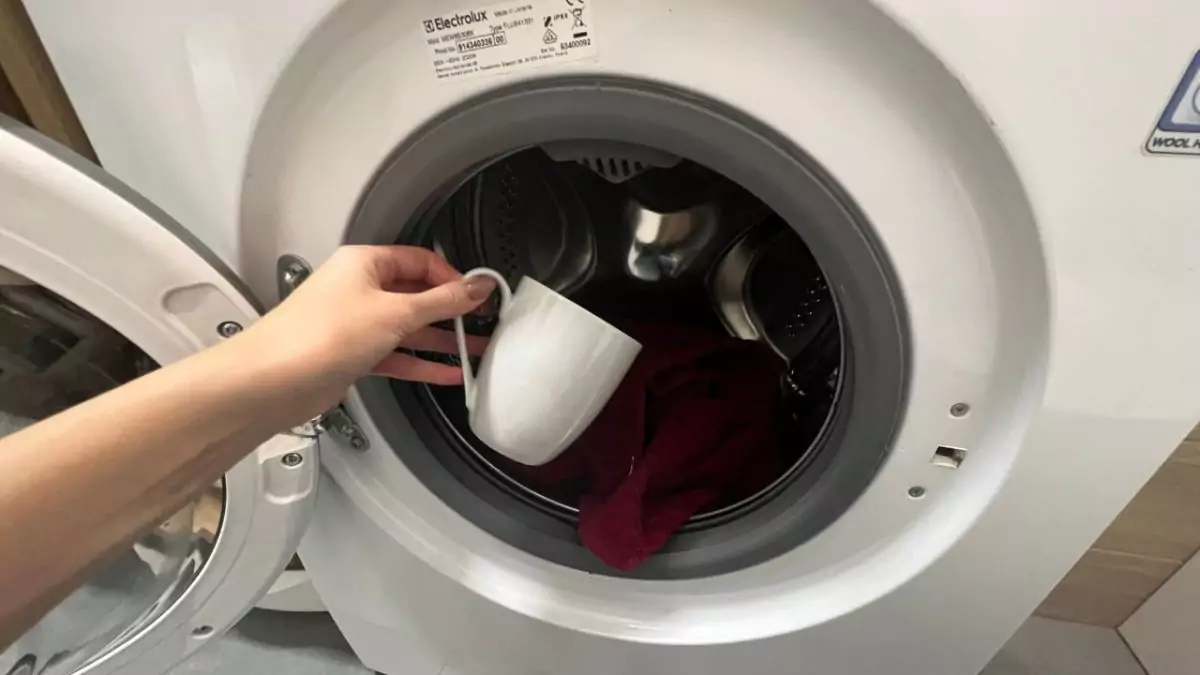 Vierte la taza en el tambor y encienda la lavadora. Las toallas quedarán tan suaves como el primer día de compra.