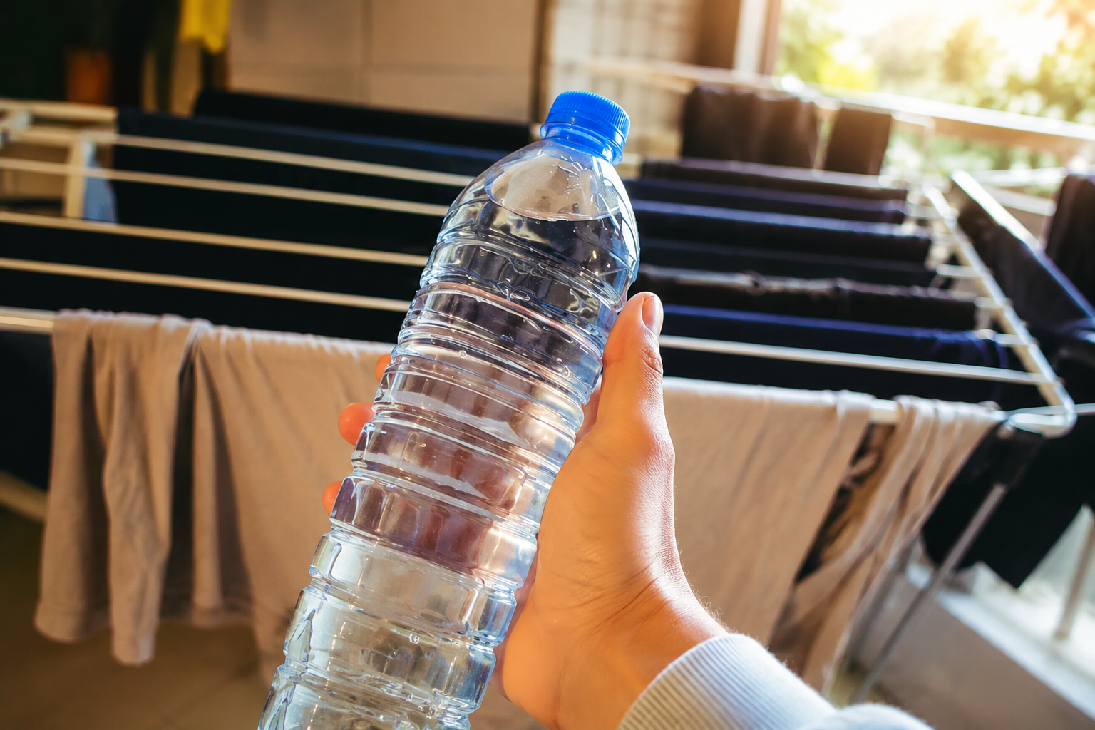 El truco de la botella de agua que reduce un 50 % el tiempo de secado de la ropa en casa