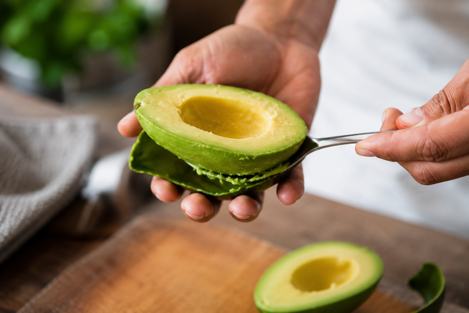 El truco efectivo para madurar un aguacate en 2 minutos
