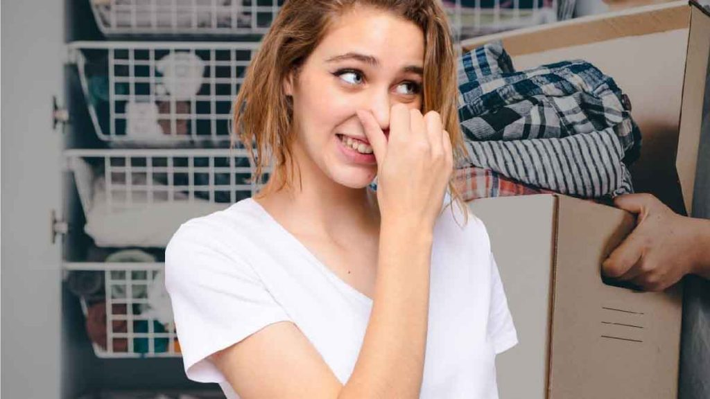Cambio de temporada primavera-verano: no guardes la ropa así, huele a moho y tírala