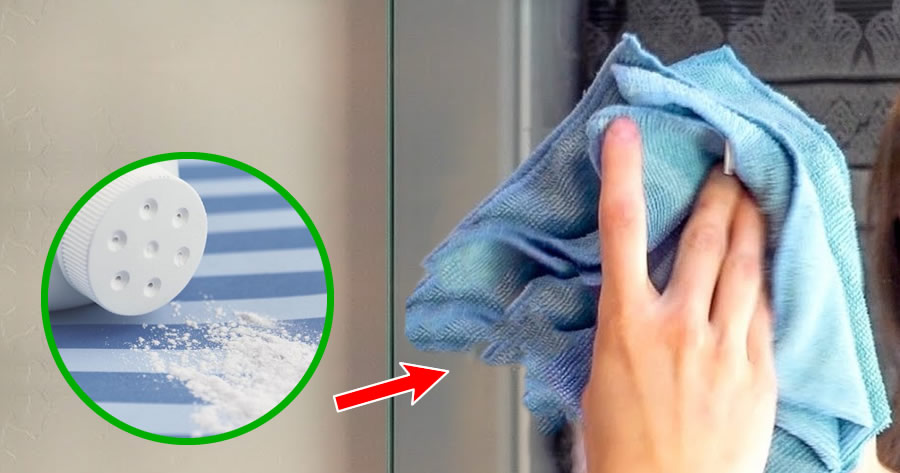 Cómo pulir los espejos del baño con talco