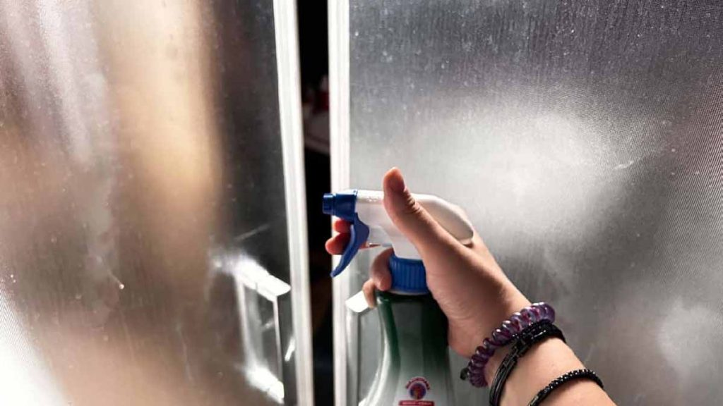 Con este producto secreto, la humedad ya no se acumula en la ducha: adiós a los mohos y la cal.