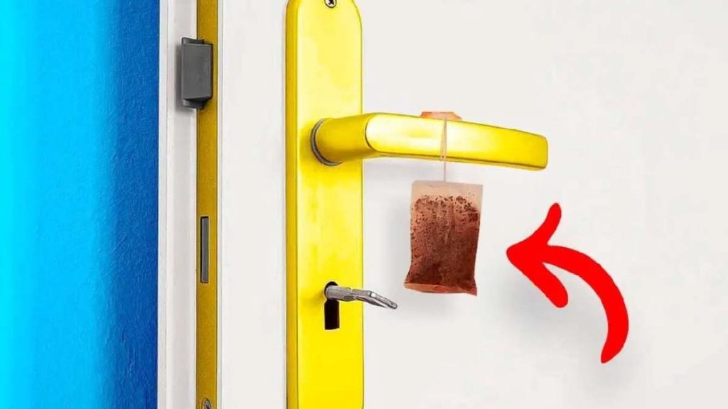 En lugar de tirar las bolsitas de té, cuélgalas en la manija de la puerta