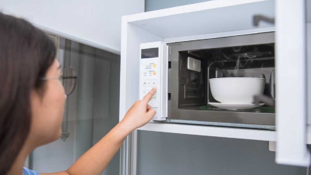 Nunca más cometas el error de poner estos alimentos en el microondas: las razones te dejarán sin palabras