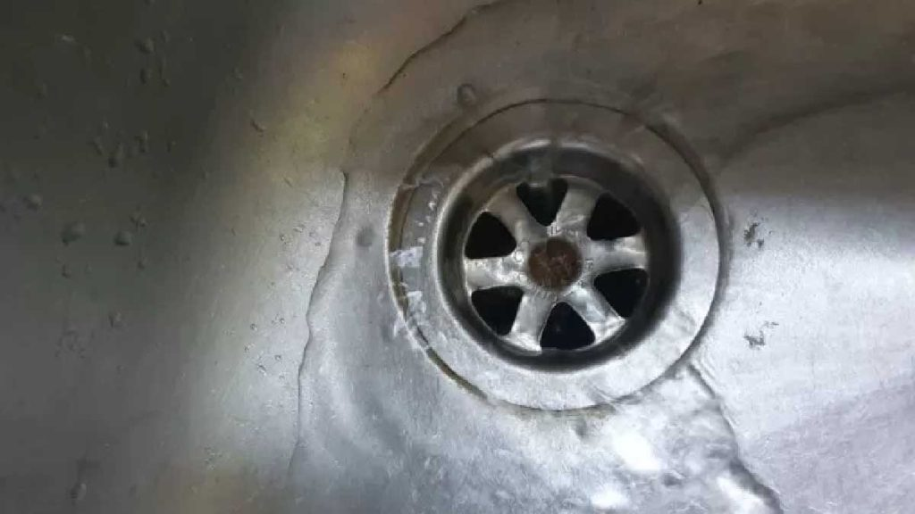 Para limpiar el desagüe solo hace falta un simple detergente para platos: un truco milagroso