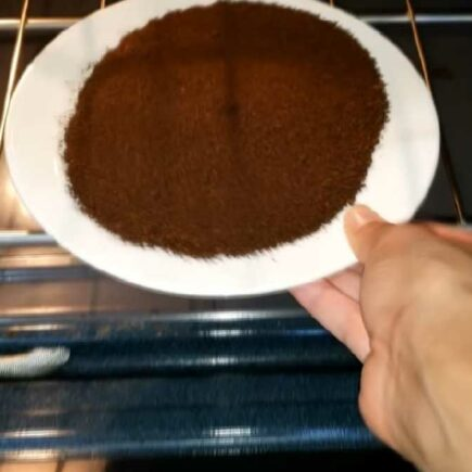 Pon los posos de café en el horno y después de 10 minutos sucede algo inesperado.