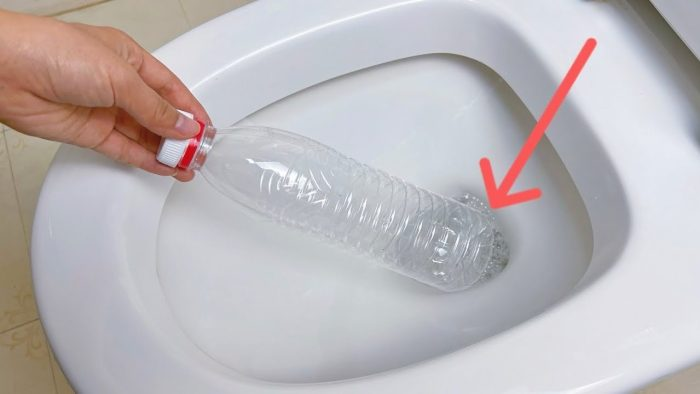 Pon una botella de plástico en el WC, los fontaneros solucionan un gran problema