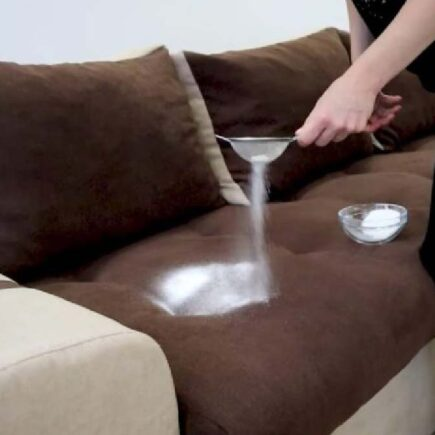 Rocié este producto inesperado en mis muebles y alfombras y ¡mi casa está impecable!
