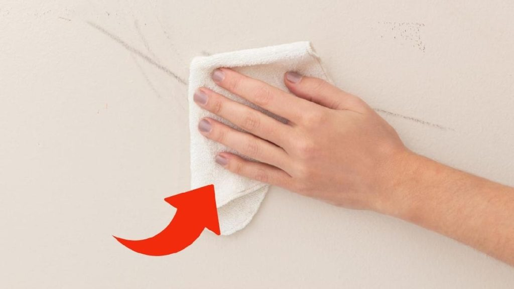 Solo necesitas este ingrediente que tienes en la cocina para eliminar las manchas negras de la pared con un solo gesto
