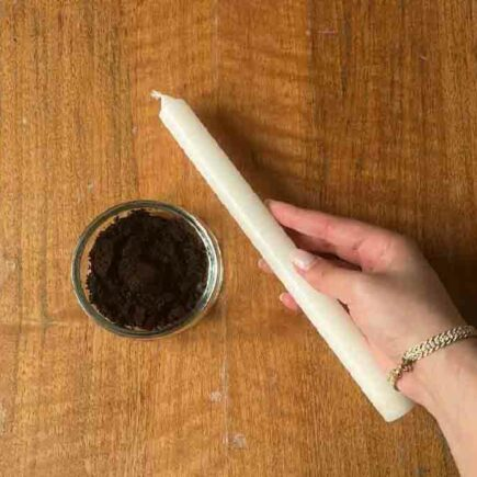 Velas y posos de café: crearás algo realmente eficaz para resolver un problema recurrente del verano