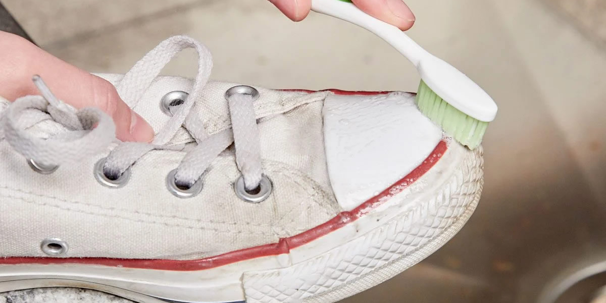 ¿Cómo se lavan y secan los zapatos blancos?
