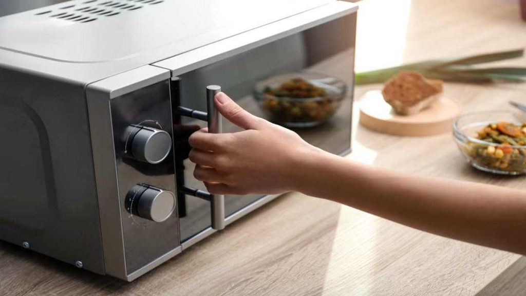 ¿Cuáles son los 4 alimentos que nunca se deben meter en el microondas?
