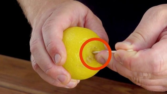 ¿Por qué clavar un palillo en el limón antes de guardarlo en la nevera?