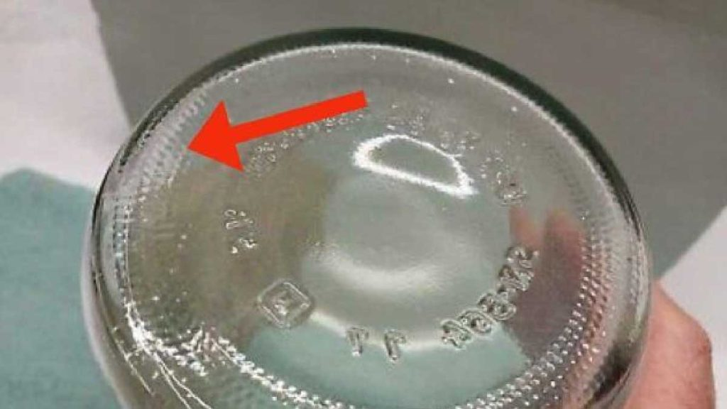 ¿Por qué hay protuberancias en el fondo de las botellas? Te sorprenderá la razón
