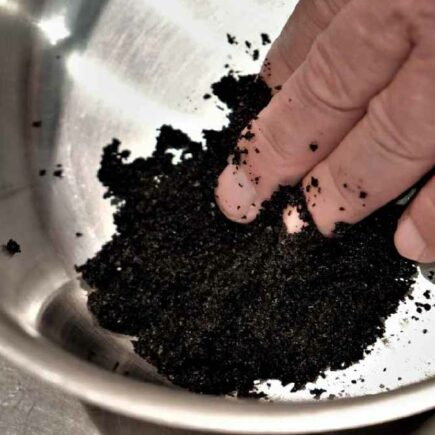 ¿Por qué muchas personas usan posos de café para lavar los platos?