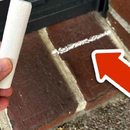 ¿Por qué trazas una especie de línea de tiza detrás de la puerta de entrada?