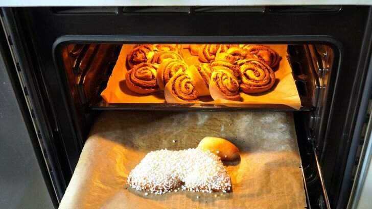 Algunas amas de casa ponen azúcar en el horno. Te diré por qué lo hacen