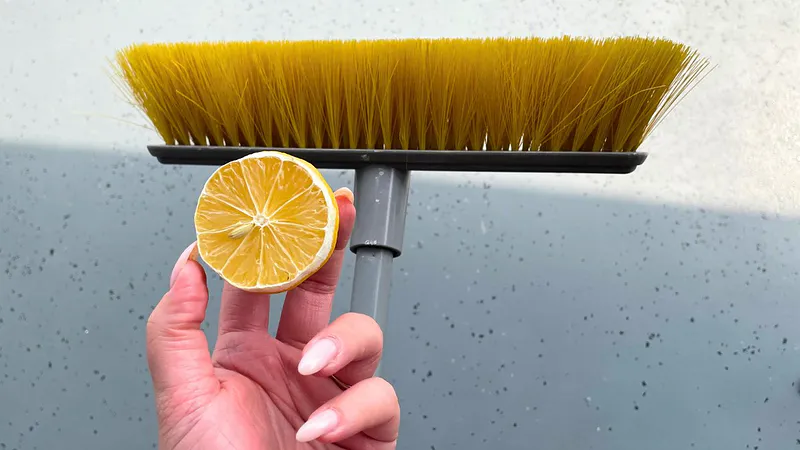Antes de empezar a limpiar, siempre saco esta fruta versátil del refrigerador.