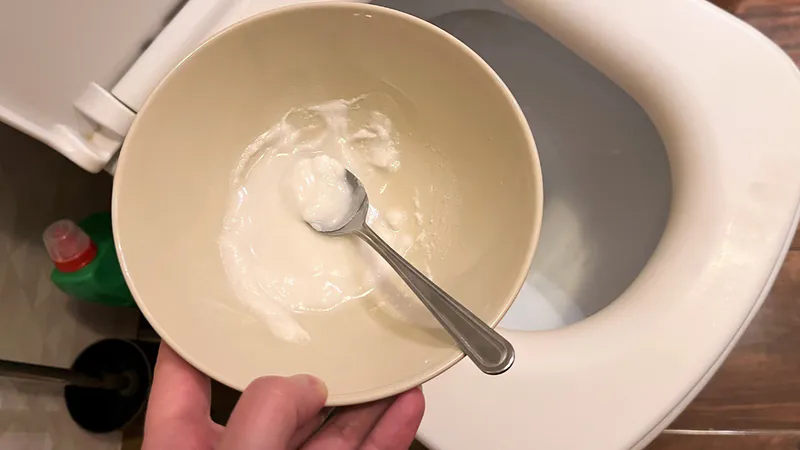 Aplico la pasta casera en el asiento del inodoro y espero 15 minutos. ¡Las manchas amarillas desaparecen al instante!