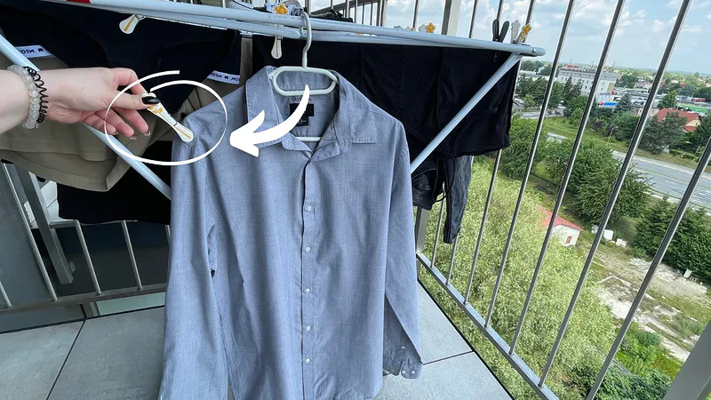 Con el truco de la pinza para la ropa, planchar queda tan bien como con una plancha. Mi abuela siempre seca su ropa así.