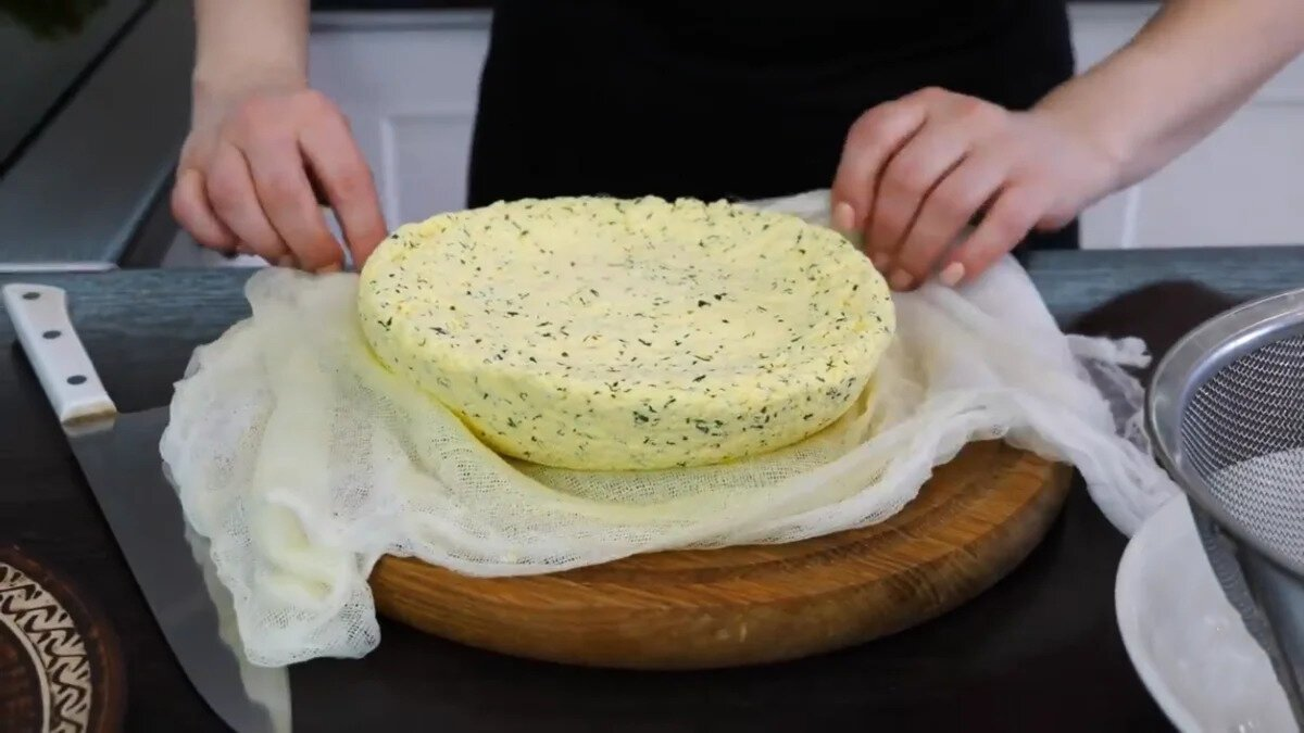 Delicioso queso casero para el desayuno. Por la noche lo pongo en la nevera y por la mañana está listo.