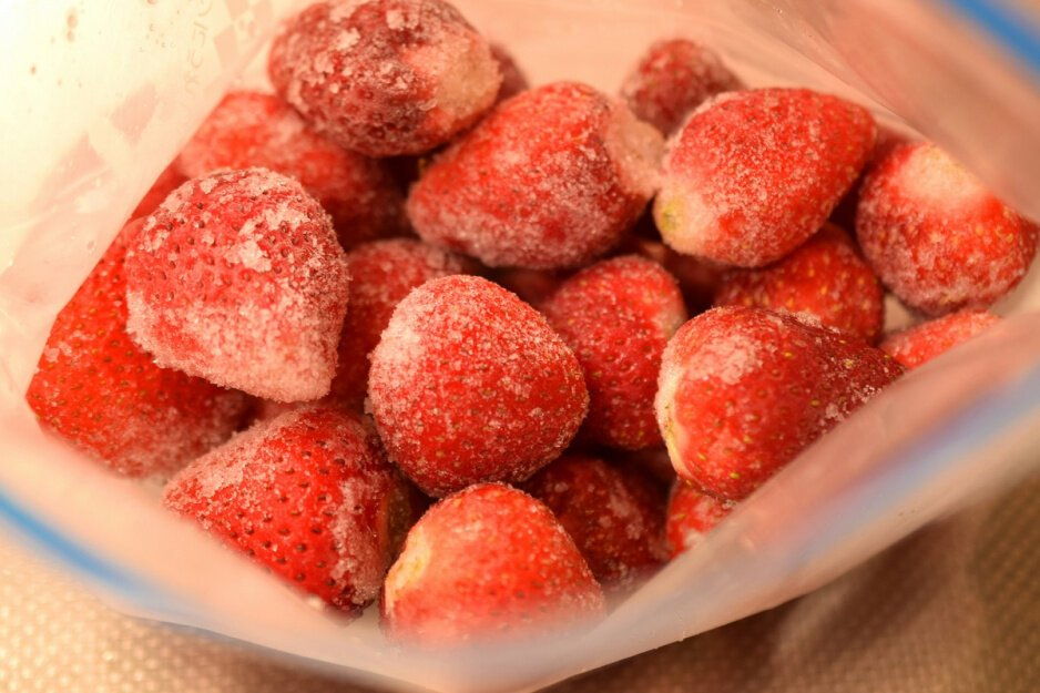 Este truco debería conocerlo todo amante de las fresas: cómo congelarlas sin que se peguen ni formen un bloque duro