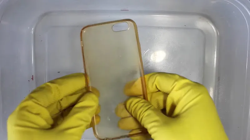 Limpia tu funda de smartphone amarillenta con esta mezcla. ¡En pocos minutos estará como nueva!