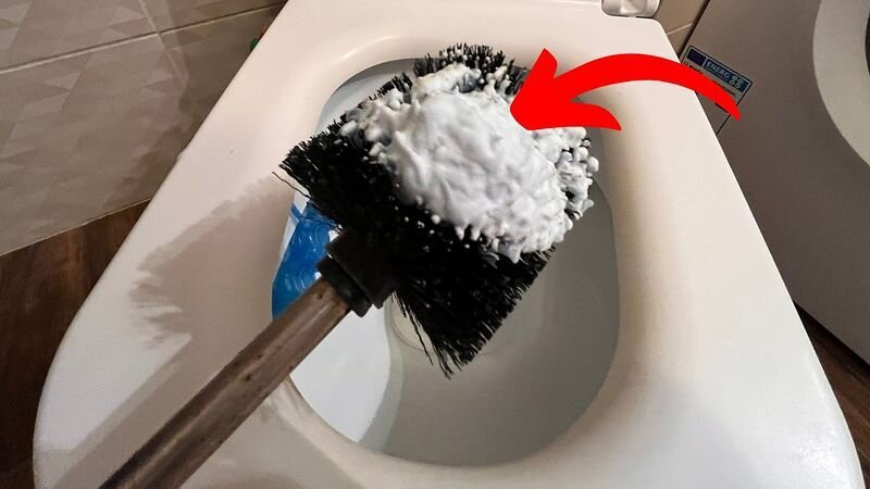 Lo aplico en el cepillo del baño y limpio el inodoro. Las incrustaciones de cal desaparecen en un instante